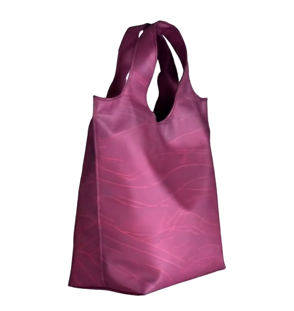 Persona usando bolsa reciclada Carbono